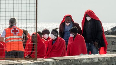 Спасиха мигранти в надуваема лодка край Канарските острови