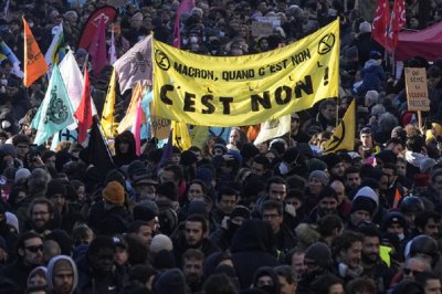 Стотици хиляди на бунт във Франция срещу пенсионната реформа