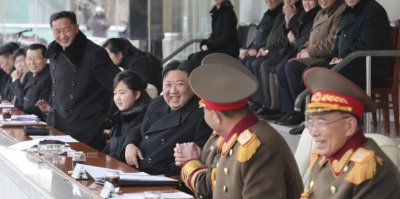 Севернокорейският лидер Ким Чен ун изгледа футболен мач заедно с дъщеря