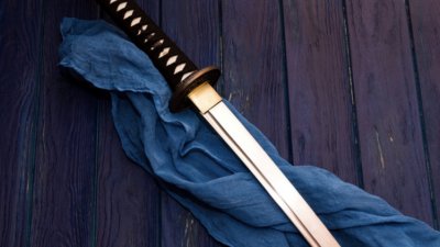 Мъж уби сина си със самурайски меч заради слаби оценки
