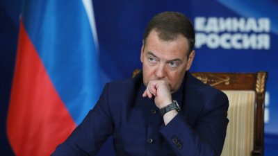 Медведев: Зеленски ще подпише всичко, което му пратят отгоре