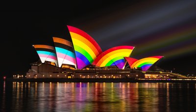 Защо операта в Сидни грейна в цветовете на дъгата?