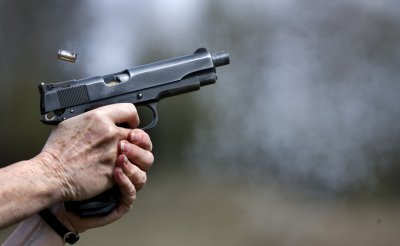 Нов случай на полицай заплашил съседите си с пистолет До