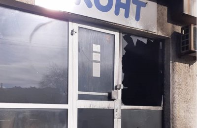 Запалиха офиси и микробуси на „Еконт“ в Перник