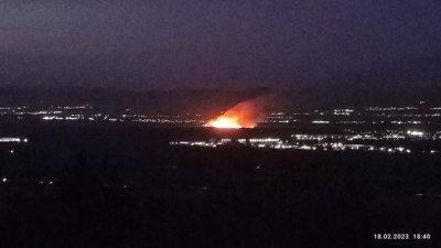 Сухи треви пламнаха между софийските села Долни Богров и Кривина