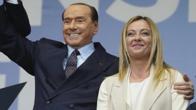 Оправдаха Берлускони по дело за подкуп