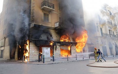 Няколко десетки протестиращи атакуваха банки в квартал на ливанската столица