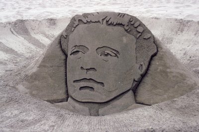 Ликът на Васил Левски се появи на бургаския плаж в