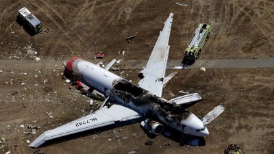Петима души загинаха след като малък самолет се разби след