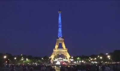 Айфеловата кула в Париж ще бъде осветена в синьо и