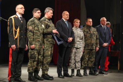 Президентът Румен Радев връчи отличия на екипите които се включиха