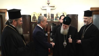 Премиерът Гълъб Донев подари на Негово Светейшество патриарх Неофит диригентската палка