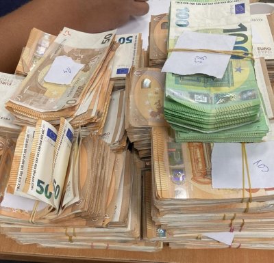 Митническите служители от пункта в Малко Търново откриха недекларирана валута