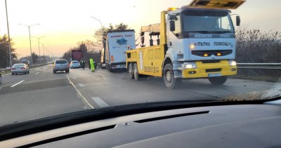 Инцидент с камион е станал в близост до летището Тежкотоварното