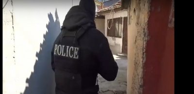 Полицията в Пловдив разпространи кадри от задържането на заподозрян за