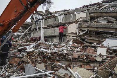 Броят на загиналите при земетресенията в Турция нарасна на 42