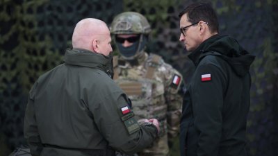 Полският премиер пристигна в Киев за годишнината от войната 