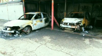 Вероятен умишлен палеж при който са изгорели автомобили разследват криминалистите