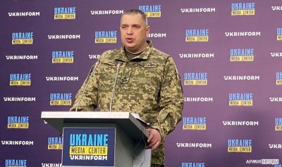 Една година след нахлуването си в Украйна Русия засилва военните
