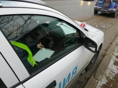Дрогиран шофьор нацепи патрулка във Варна