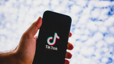 ЕК забрани ТикТок на служебните телефони