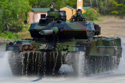 Швеция също обмисля да даде танкове на Украйна