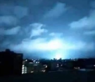 В социалните мрежи очевидци публикуват видеоклипове на светкавици в небето