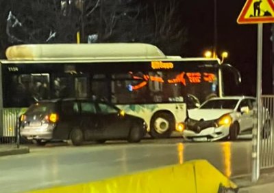 Катастрофа между автомобил и автобус на градския транспорт се е