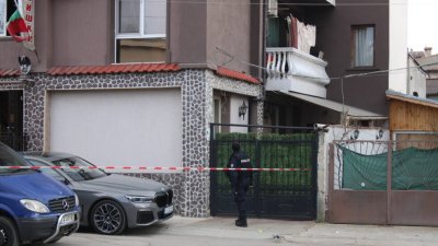 Полицията щурмува семеен хотел в Благоевград Улицата пред хотела в