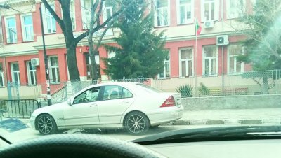 Мъж намекна че пред училище в Асеновград се продават наркотици Благой