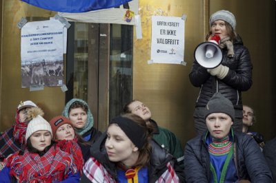 Екоактивистката Грета Тунберг и десетки други природозащитници блокираха входа на