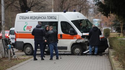Линейка на Спешна помощ катастрофира на булевард Драган Цанков в