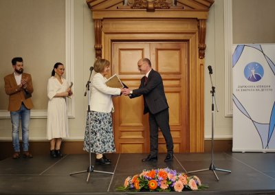Министър Меджидиев връчи наградата Посланик на доброто на проф Анна