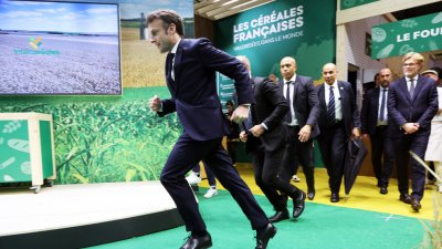 Недоволни граждани причакаха президента на Франция на земеделски панаир в