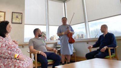 Виртуозният цигулар Даниел Трингов свири за други пациенти в столичната