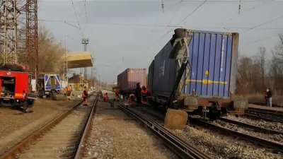 Влак дерайлира в Карловско