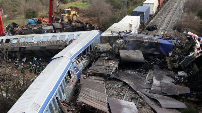 Тридневен национален траур за загиналите в тежката челна влакова катастрофа в Северна