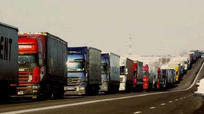Ограничения в движението на тежки камиони над 12 тона в