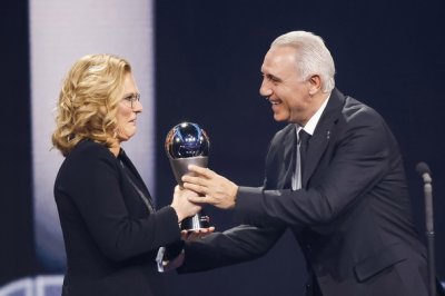 Ицо Стоичков връчи награда на ФИФА