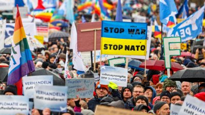 Протест срещу снабдяването на Украйна с оръжия за война с