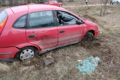 Автомобил излетя от пътя край Благоевград изкорени дърво и се