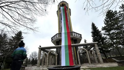 30-метров трибагреник украси Камбанарията в Хасково