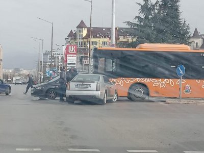 Катастрофа с автобус на градкия транспорт в София отново блокира