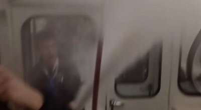 Кретения до шия: Фенове на Левски пръскали с пожарогасител в пълен вагон в метрото (ВИДЕО)