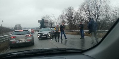 Две катастрофи в посока Перник затрудниха предвижването в празничния ден Едната