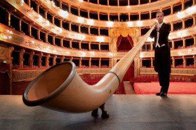 Триметров алпийски рог дебютира като солов инструмент в зала България