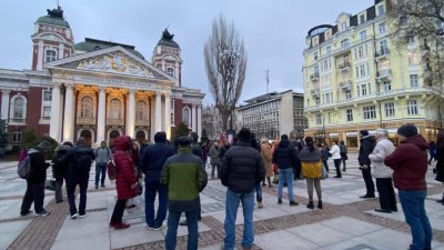 Втори ден протест пред Народния театър след уволнението на Александър Морфов (СНИМКИ)