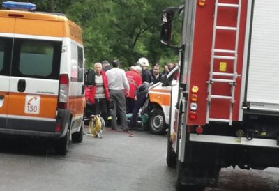 Линейка превозваща пациенти на хемодиализа е катастрофирала преди минути Инцидентът