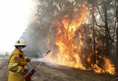 Десетки горски пожари бушуват по източното крайбрежие на Австралия съобщава