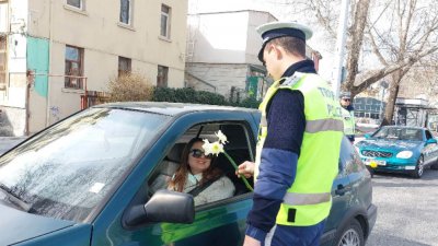 Полицаи подаряват цветя на жените в Пловдив, в Ловеч арестуват за ТЕЛК